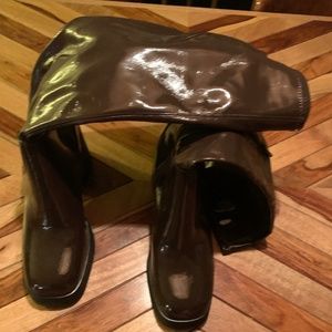 Size 10. Bottes PU brun patine, en bas du genou. Plateforme 1’’, talon 2 1/2’’